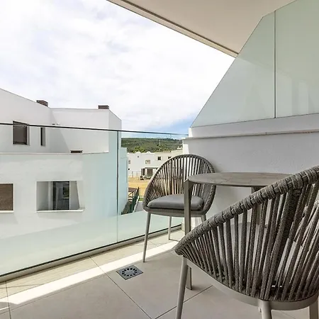 3 Bedroom With Pool Views Atica Lejlighed *